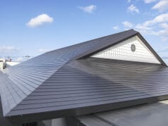 Thanks to its strong resistance to thermal deformation, as well as its corrosion resistance, JFE443CT can be reliably used for roofs that are constantly exposed to direct solar radiation.