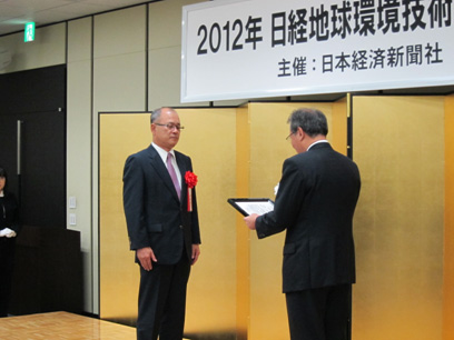 （左から）関田貴司 JFEスチール副社長、喜多恒雄 日本経済新聞社社長