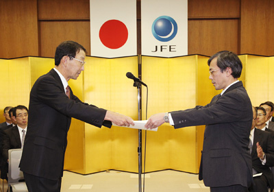 林田社長（左）より表彰される受賞者代表