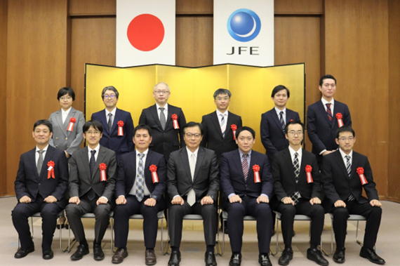 【写真】代表取締役社長北野(前列中央)と受賞者