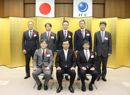 【写真】代表取締役社長北野(前列中央)と社長賞の受賞者