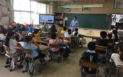 写真1 小学校での出前授業