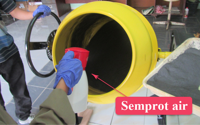 3. Semprot air secukupnya sambil diaduk dengan kayu panjang.