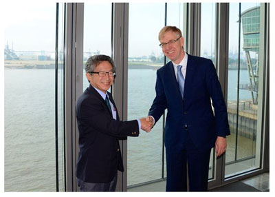 (From left)JFE Steel Senior Vice President Takafumi Nishiuma and thyssenkrupp Steel Europe Dr. Heribert R. Fischer