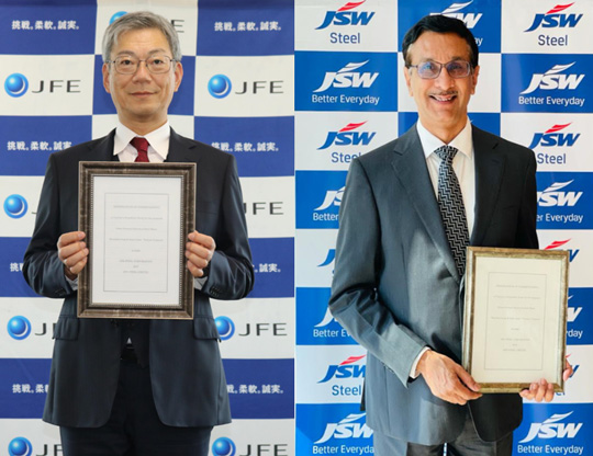(left) Hiroyuki Ogawa, Executive Vice President, JFE Steel (right) Jayant Acharya, Director(Commercial & Marketing), JSW