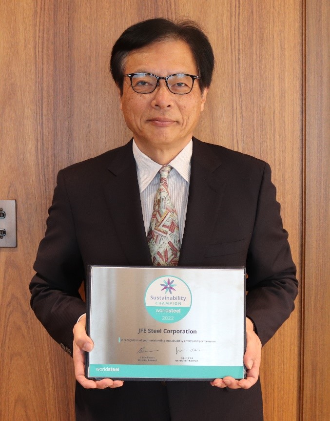JFE Steel President Yoshihisa Kitano holding the award