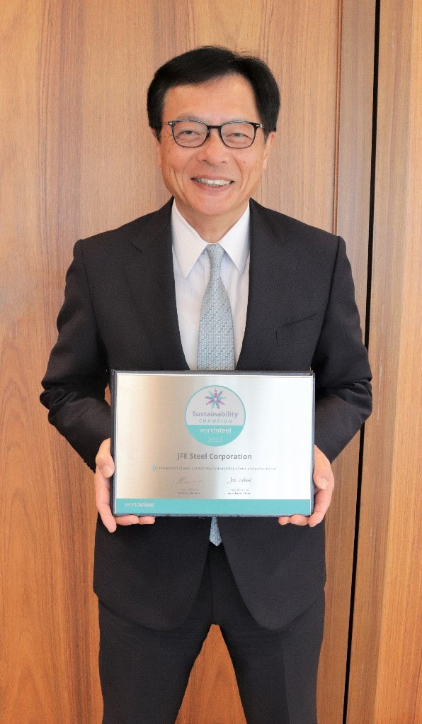 Photo: JFE Steel President Yoshihisa Kitano holding the award