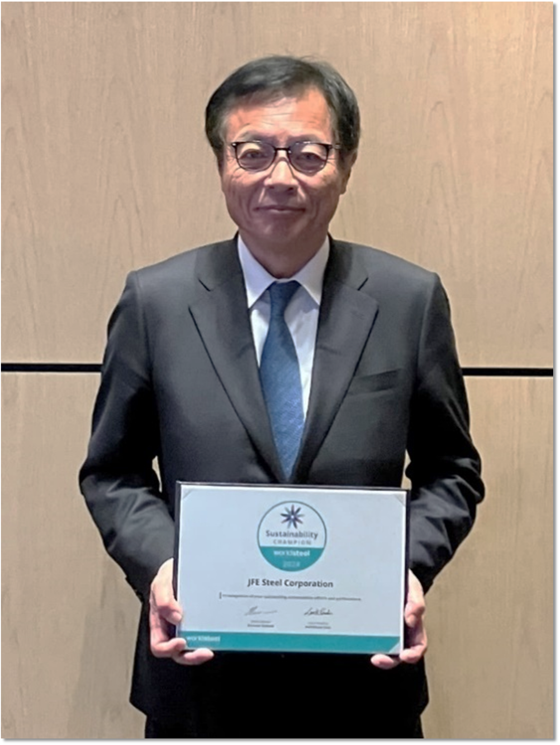 JFE Holdings President Yoshihisa Kitano holding the award