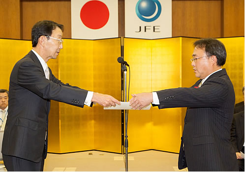 林田社長（左）より表彰される受賞者代表