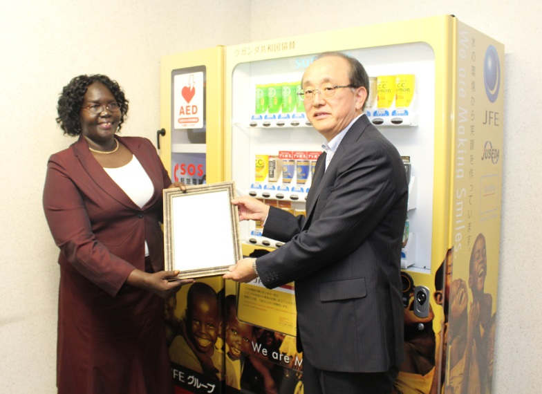 感謝状を手渡すウガンダ共和国大使（左）と柿木社長