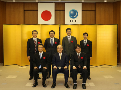 【写真】柿木社長（中央）と社長賞の受賞者たち