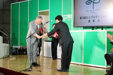 【写真1】授賞式で賞状を受け取る丹村副社長（左）
