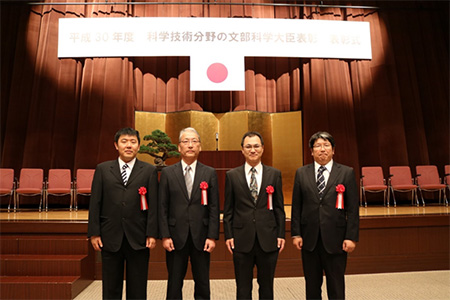 【写真】左から製銑技術部 岩見氏、スチール研究所 佐藤氏、製銑技術部 渡辺氏、製銑研究部 山本氏