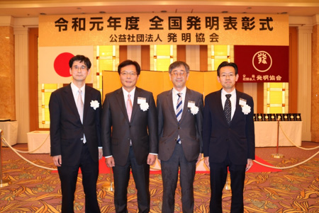 【写真】ホテルオークラでの表彰式にて（左より）村木氏、北野社長、平谷氏、尾田氏