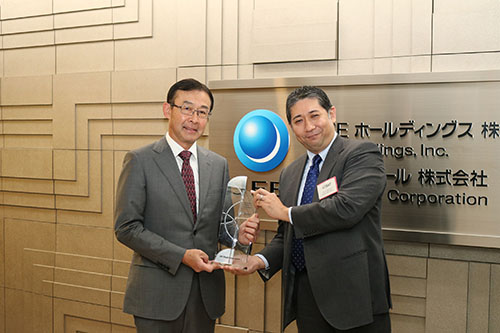 【写真】トロフィーを授与される 当社代表取締役副社長 曽谷保博（左）
