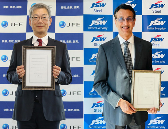 (左) JFEスチール 代表取締役副社長 小川博之 (右) JSW 取締役（企画・営業担当） Jayant Acharya