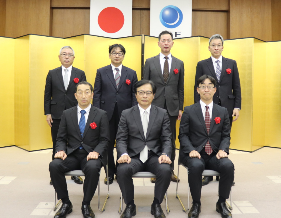 【写真】代表取締役社長北野(前列中央)と社長賞の受賞者