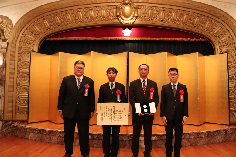 【写真1】日本工業倶楽部会館での贈賞式にて