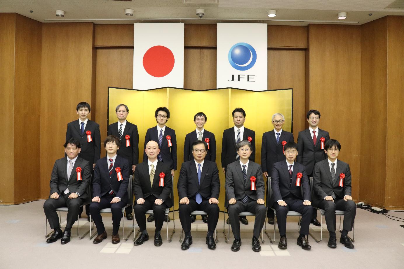 【写真】代表取締役社長北野(前列中央)と受賞者