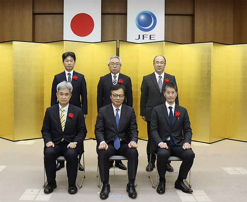 【写真】代表取締役社長北野(前列中央)と社長賞の受賞者
