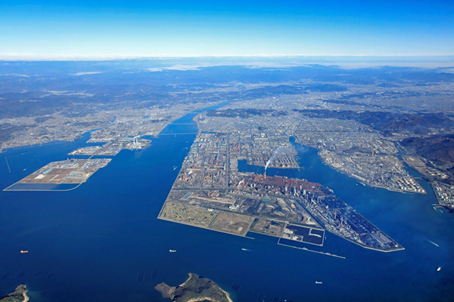 < 水島コンビナート 航空写真（倉敷市提供）>