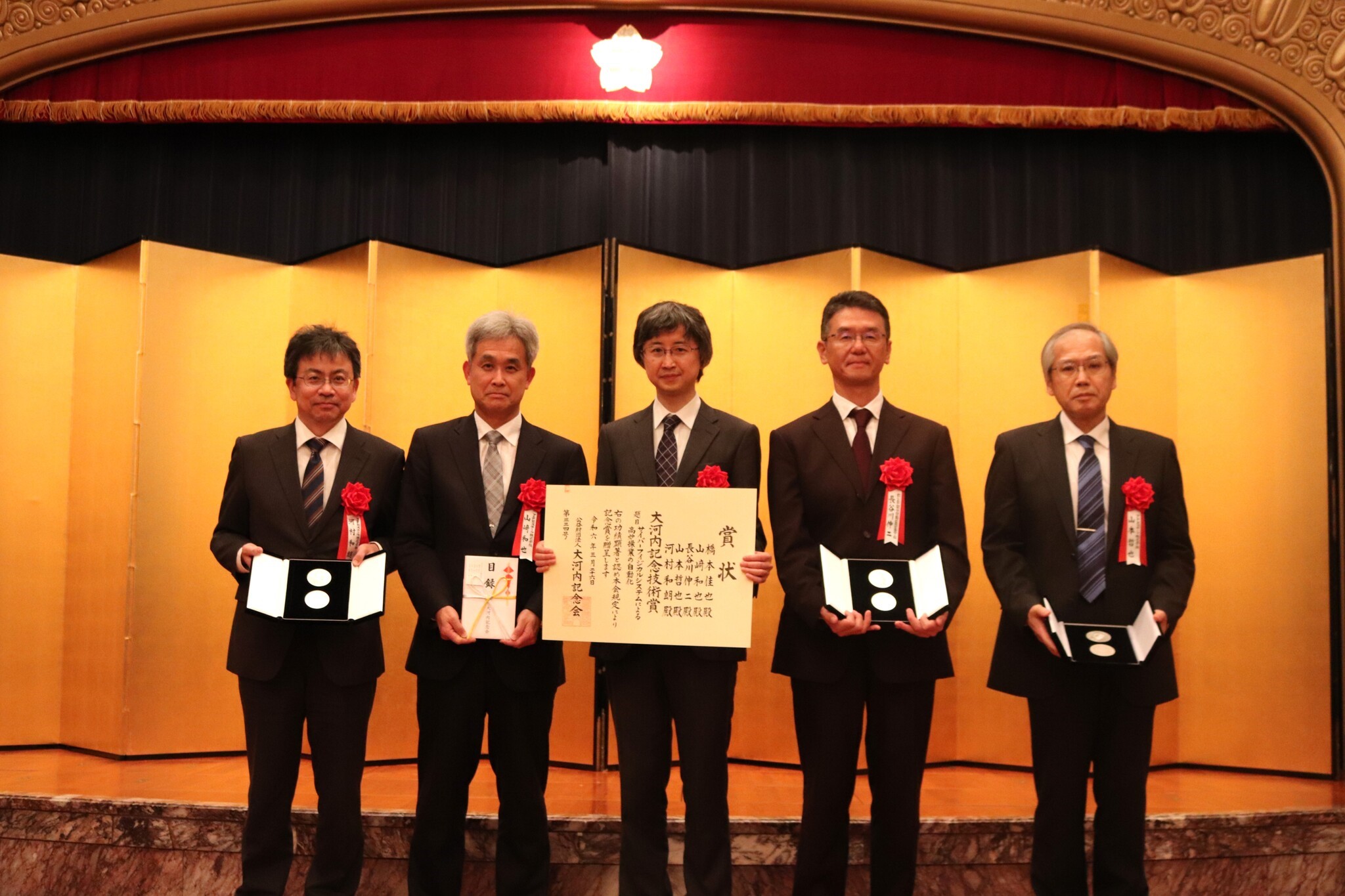 【写真】贈賞式にて（左より、河村氏、山﨑氏、橋本氏、長谷川氏、山本氏）