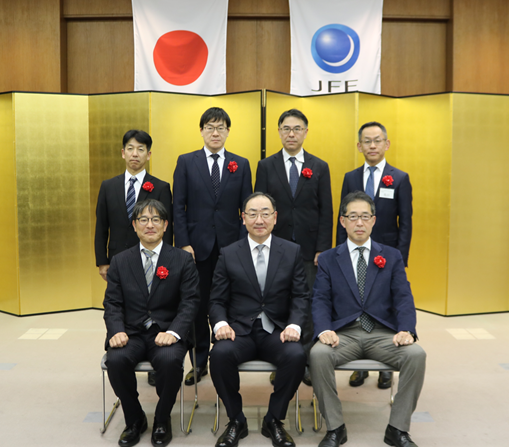 【写真】代表取締役社長 広瀬（前列中央）とJFEスチール社長賞の受賞者