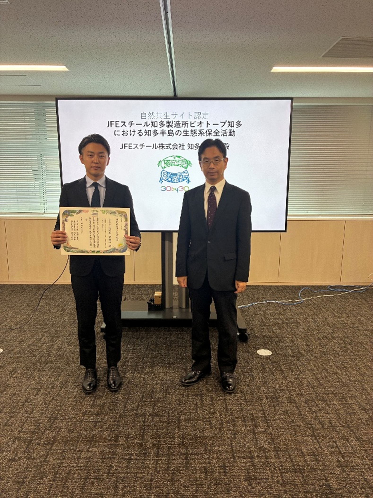 【認証式の様子】認証書を受け取る知多製造所総務部総務室長　三宅