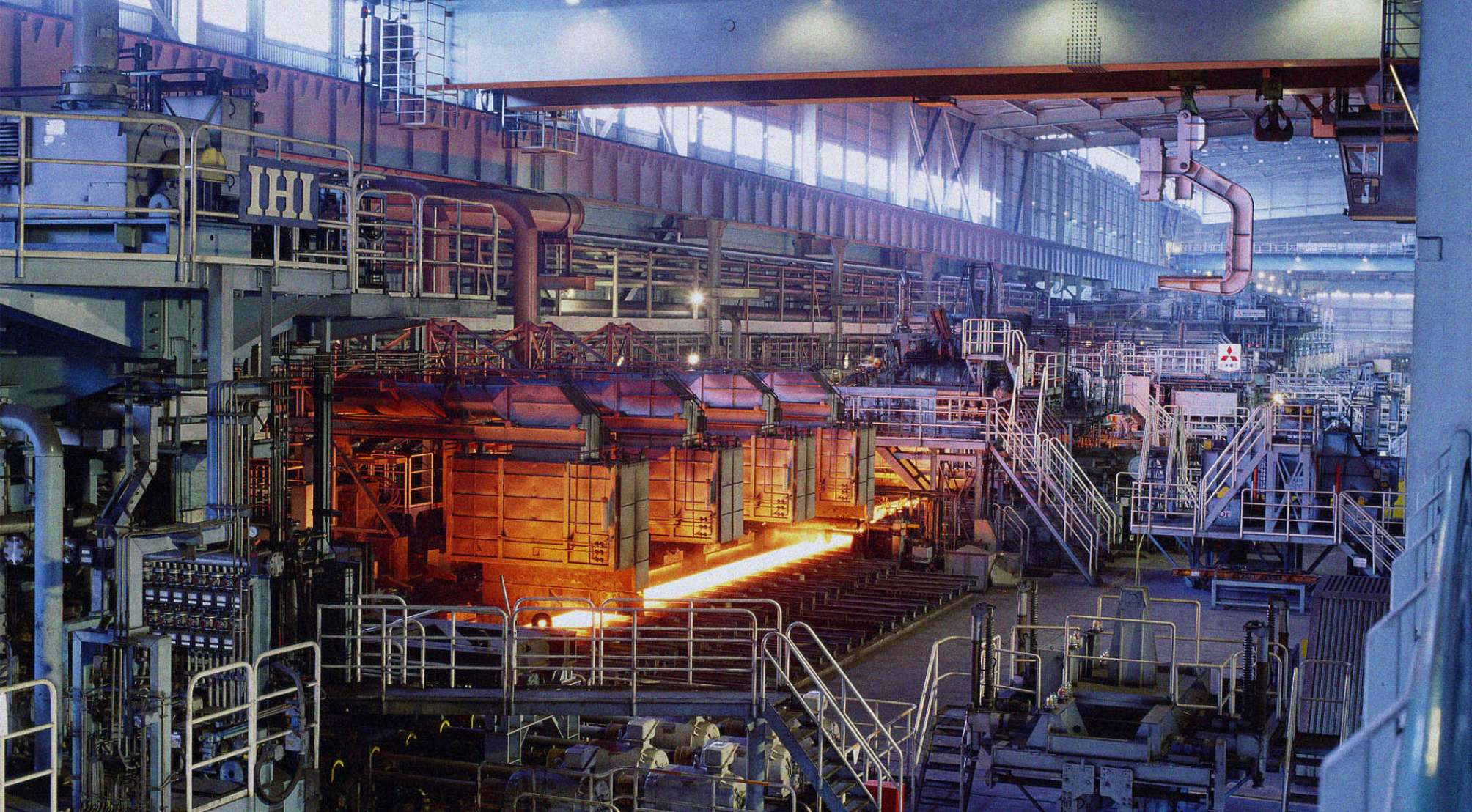 東日本製鉄所は東京湾に面した2拠点で操業し、多種多様な鉄鋼製品の生産を手がけています。