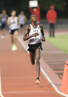 5000m トップでゴールするダン選手