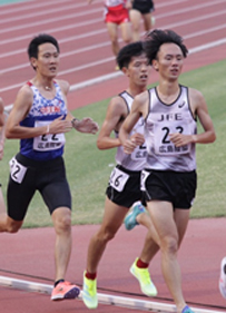 自己ベストを更新した岩田選手・後方は櫻井選手