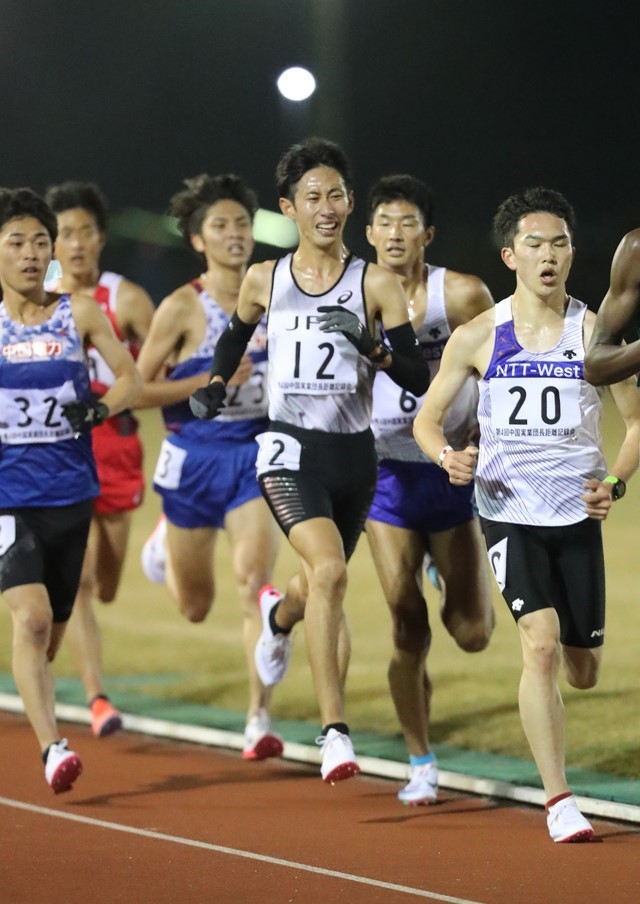 先頭集団で走る上坂