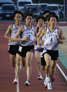 【3000m】先頭集団で走る寺嶌、堤(NO.4)、岩田(寺嶌の後方)の3選手