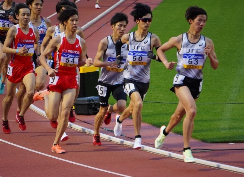 日本人選手トップ集団を引っ張るルーキー寺嶌選手(No.63) 二番手に風岡選手(No.50)、三番手に大森選手が続く