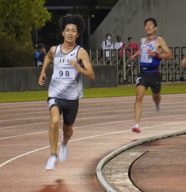 10000m組のトップを走る風岡選手