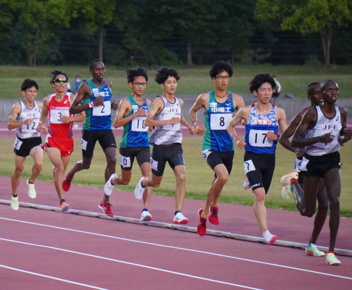 先頭集団で走るダン、風岡、大森の3選手