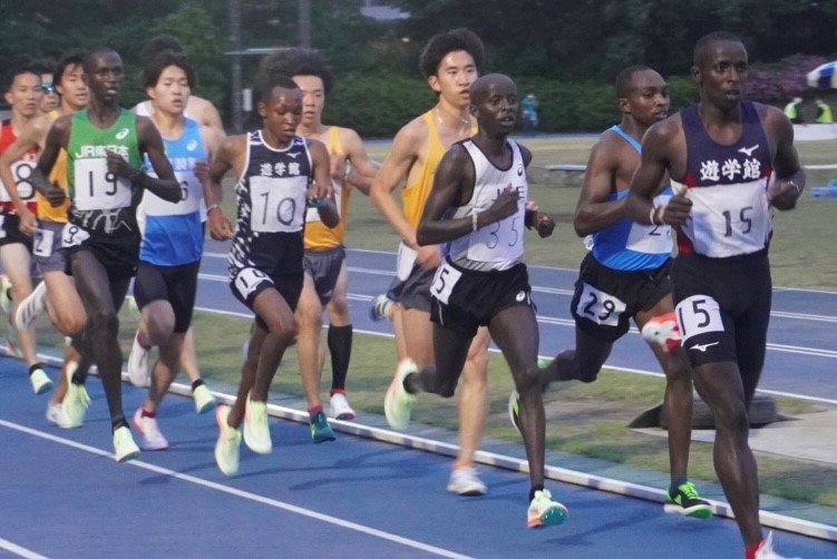 デビュー戦で自己ベストを更新したエバンス選手(前方から二番手)