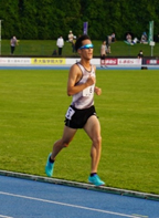 厳しい暑さの中、10000mで力走する斉藤選手