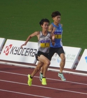 ゴール前、先頭を走る岩崎選手