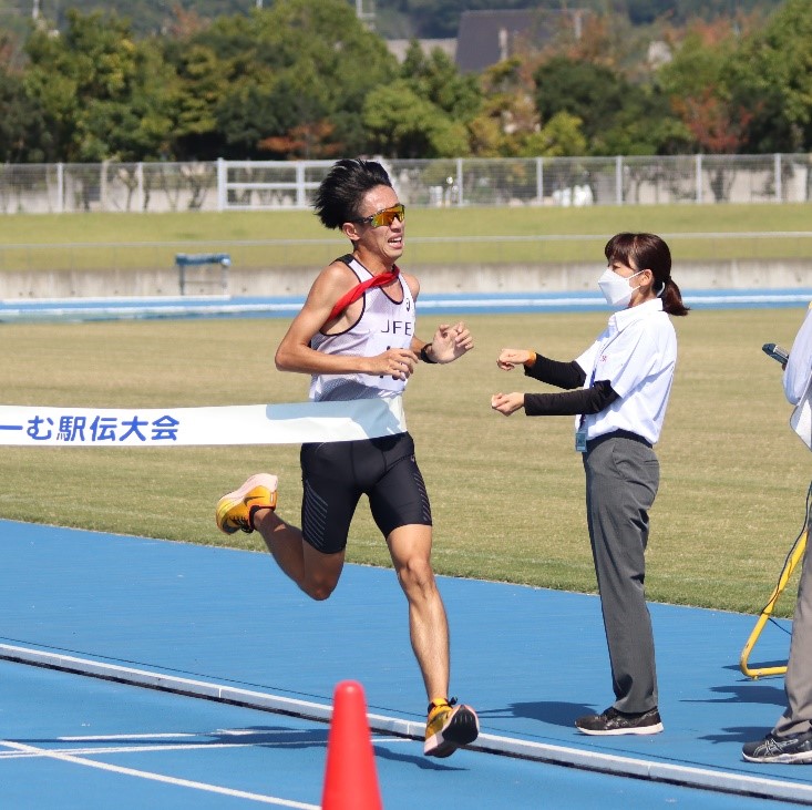 2位でゴールテープを切るAチーム上坂選手