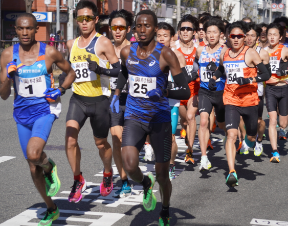 先頭集団で走る上坂(NO38の後方)、大森(NO54の後方)の2選手