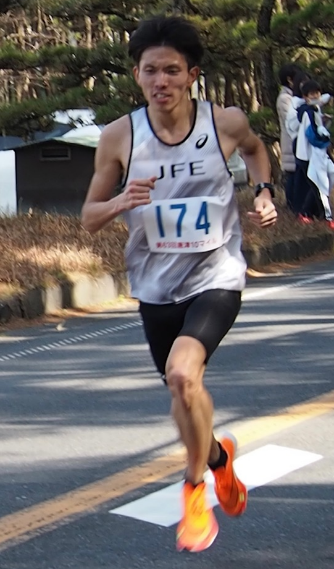 初の10マイルで力走する大森選手