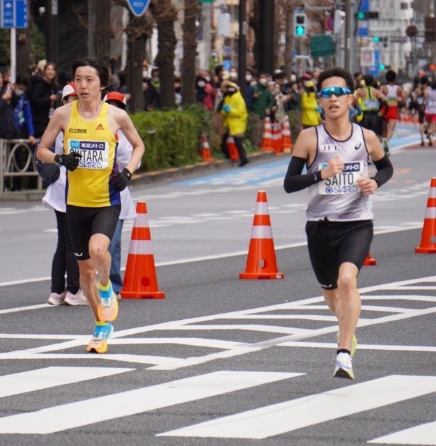 レース中盤、力走をする斉藤選手