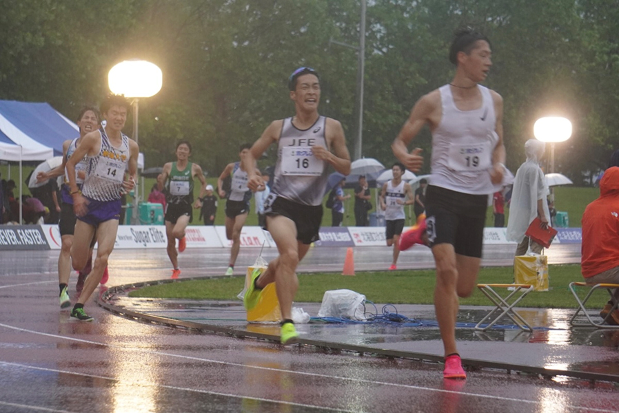 激しい雨の中、スパートをする斉藤選手(北見大会)