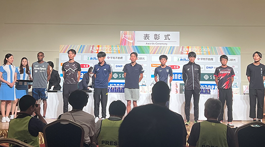 表彰式の様子(左から2番目が岩田選手)