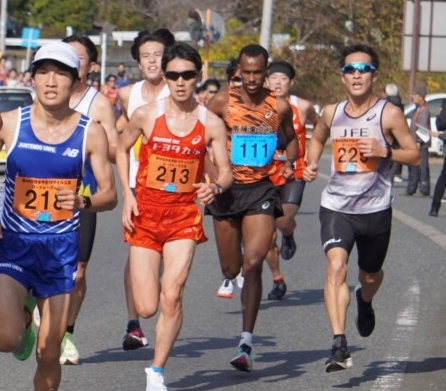 集団の中で競り合いながら走る斉藤選手