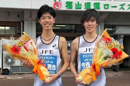 レース後、花束が贈られ笑顔の今西(右)・櫻井(左)両選手