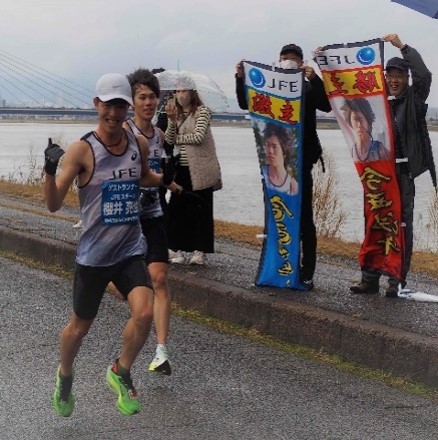 ゲストランナーとして先頭をふたりで走る櫻井選手(前)と今西選手2