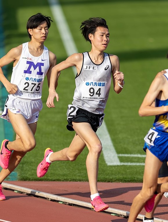 トラックレース初戦で好走した岩崎選手とエバンス選手1