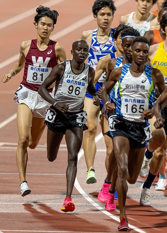 トラックレース初戦で好走した岩崎選手とエバンス選手2